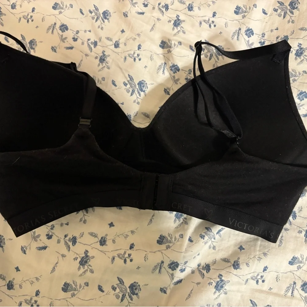 Victoria's Secret Elegant Black Bra - Picture 2 of 4